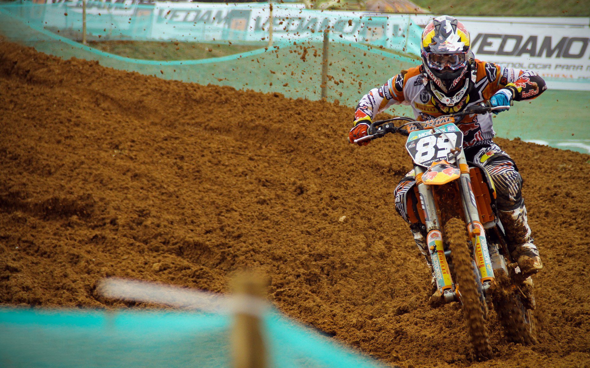 赛道与球场，F1新赛季揭幕战与开拓者击败广厦的双重焦点